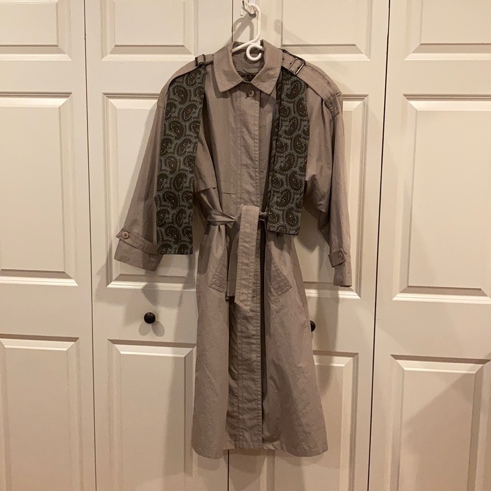 Trench coat- EUC zip in lined London Fog